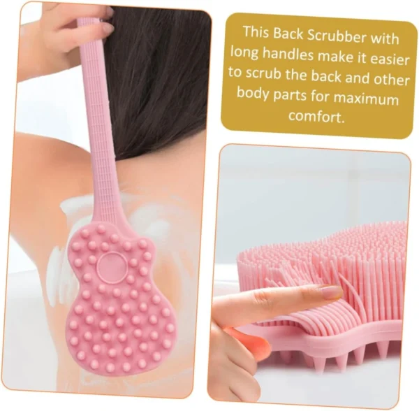 Cepillo de silicona rosa con forma de guitarra para exfoliar la espalda y el cuerpo en la ducha.