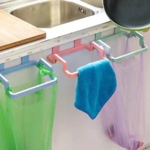 Soportes colgantes para bolsa de basura en cocina, ideal para organizar y colgar bolsas.