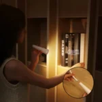 Lámpara plegable de lectura y mesa, ideal para estanterías y espacios reducidos.