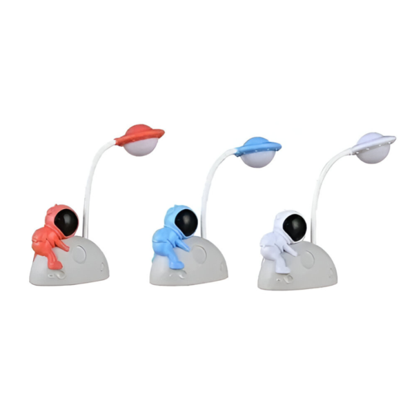 Lámpara de escritorio con astronauta sentado en la luna, disponible en rojo, azul y blanco.