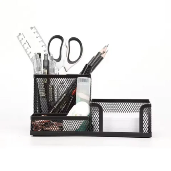 Organizador negro para bolígrafos con tijeras, lápices, reglas y clips.