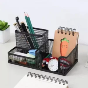 Organizador de escritorio negro con compartimentos para bolígrafos, lápices y reloj.