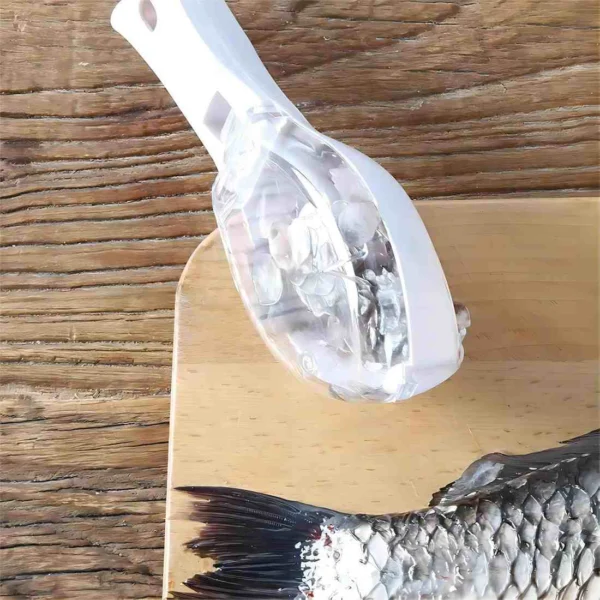 Set x2 limpiador de escamas de pescado en acción, facilitando la preparación de alimentos frescos.