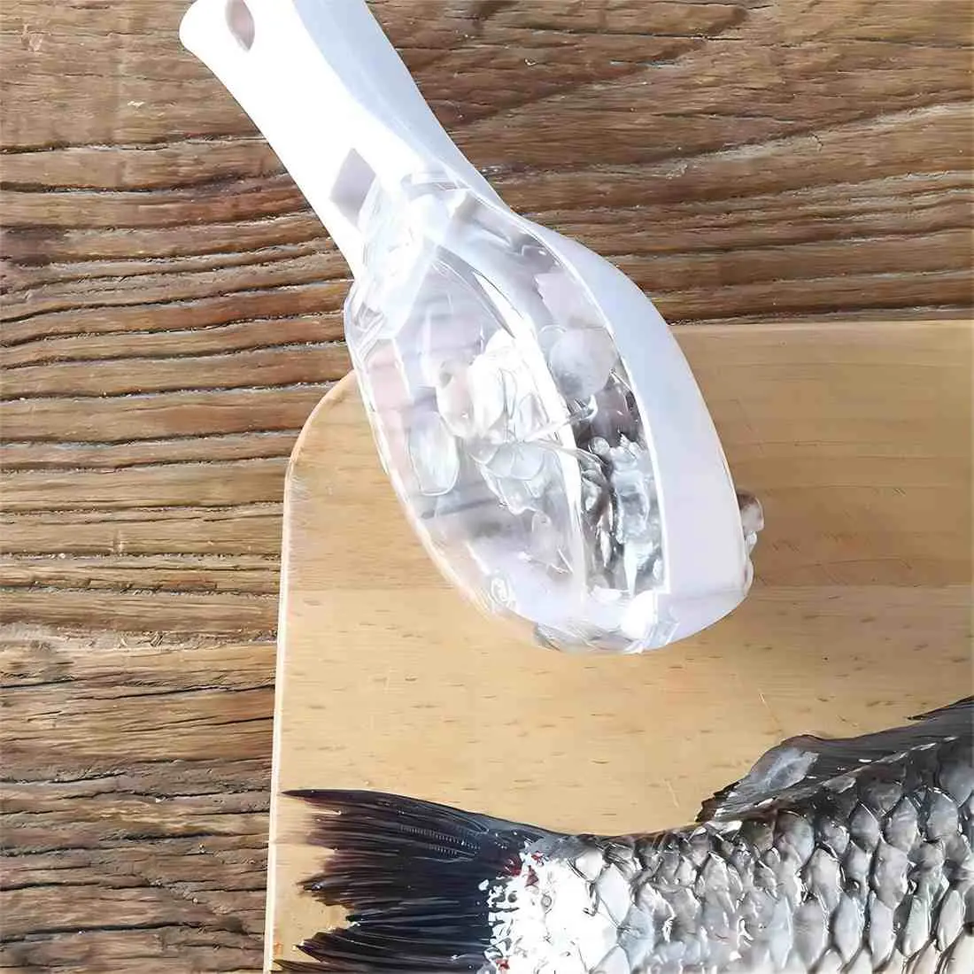 Set x2 limpiador de escamas de pescado en acción, facilitando la preparación de alimentos frescos.