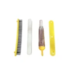 Limpia vidrios multifuncional: cepillo, lima, aplicador y soporte amarillo.