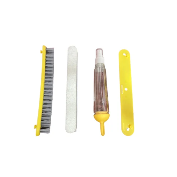 Limpia vidrios multifuncional: cepillo, lima, aplicador y soporte amarillo.