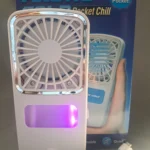 Ventilador de mano recargable Arctic Cold Pocket Chill con luz púrpura y cable USB.