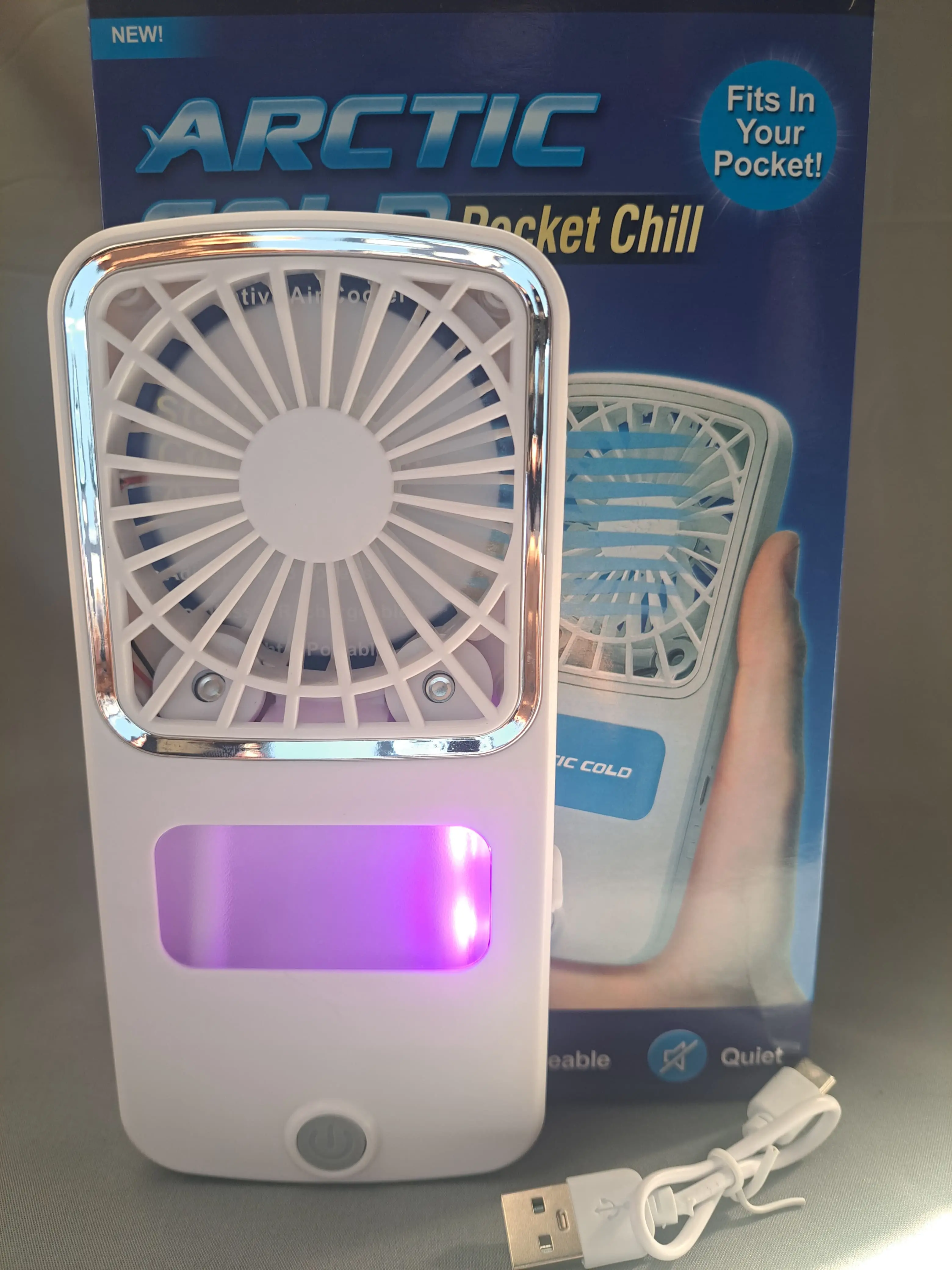 Ventilador de mano recargable Arctic Cold Pocket Chill con luz púrpura y cable USB.