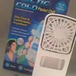 Ventilador de mano recargable Arctic Cold Pocket Chill con cable USB y detalles en empaque.
