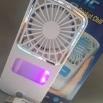 Ventilador de mano recargable Arctic Cool Pocket Chill con luz púrpura.
