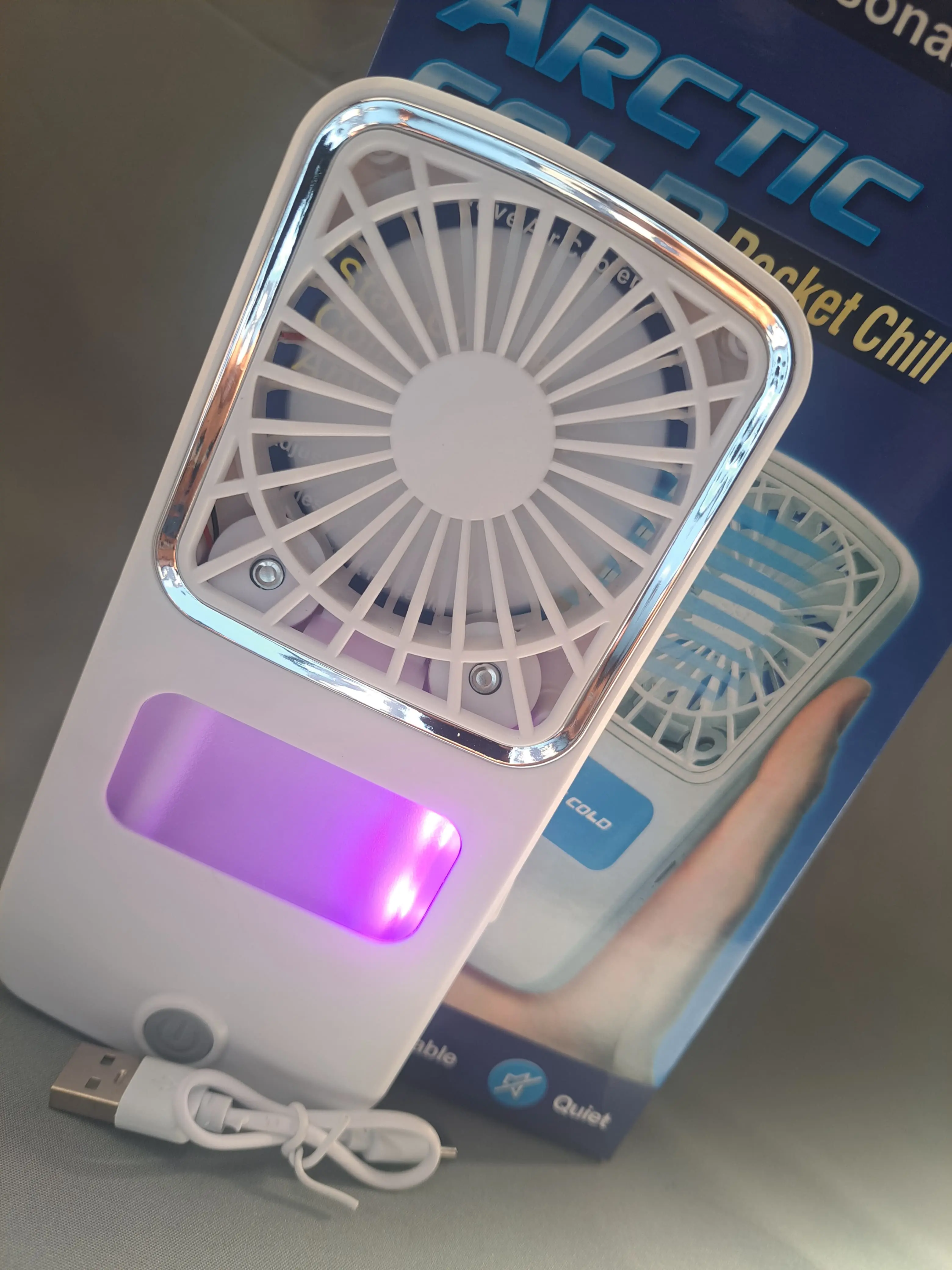 Ventilador de mano recargable Arctic Cool Pocket Chill con luz púrpura.