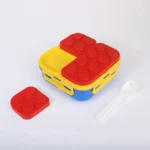 Lonchera infantil Lego tipo Coca-Cola con tenedor blanco, diseño divertido.