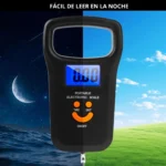 Balanza digital de equipaje con gancho, pantalla iluminada para fácil lectura día y noche.