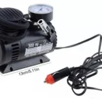 Compresor de aire portátil 12V para vehículo con manómetro, manguera y cable.