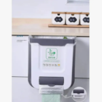 Papelera colgante blanca para cocina, ideal para residuos de comida, con dispensador de bolsas.