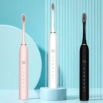 Cepillos dentales eléctricos recargables en rosa, blanco y negro, con cerdas suaves.