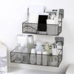 Estante de alambre metálico negro para organizar baño, ducha o cocina, con botellas y accesorios.