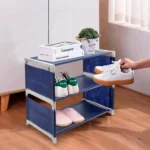 Organizador de zapatos 3 niveles azul con zapatillas, libros y planta.