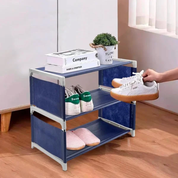 Organizador de zapatos 3 niveles azul con zapatillas, libros y planta.