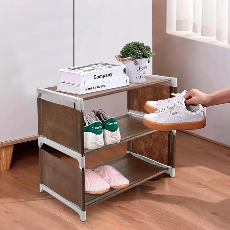 Organizador de zapatos de 3 niveles con zapatillas, pantuflas y plantas.