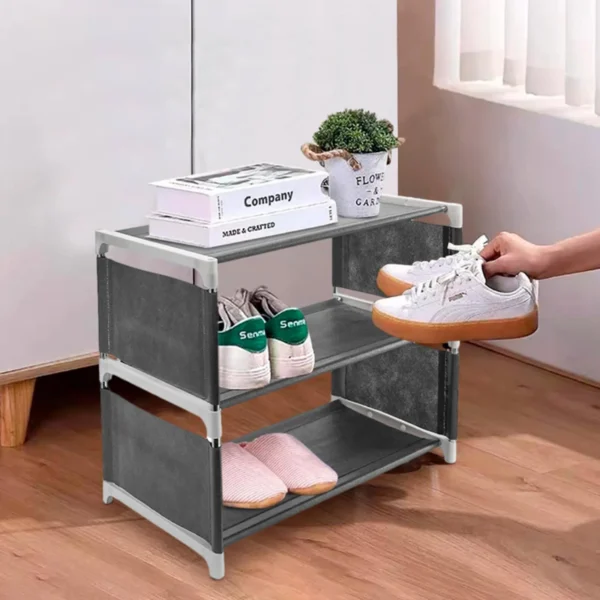 Zapatero organizador de 3 niveles gris con tenis blancos y pantuflas rosas.