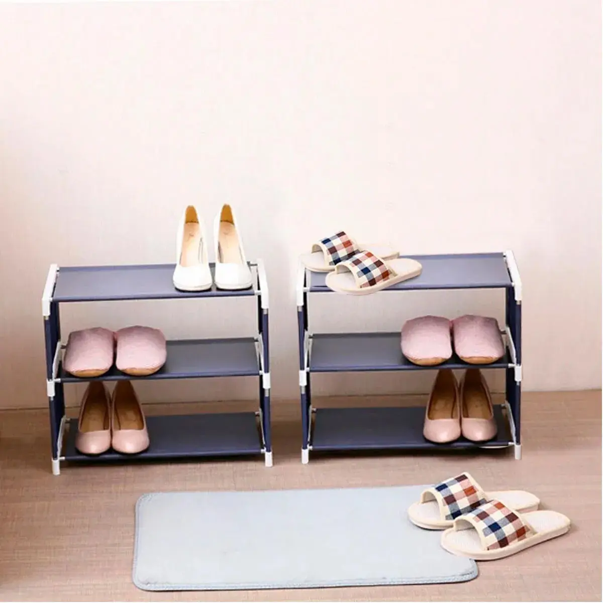 Estantería de zapatos 3 niveles: tacones y pantuflas organizados en estantes de tela.