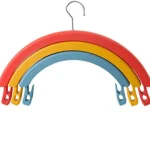 Gancho para ropa arcoíris de tres niveles con pinzas sujetadoras en colores rojo, amarillo y azul.