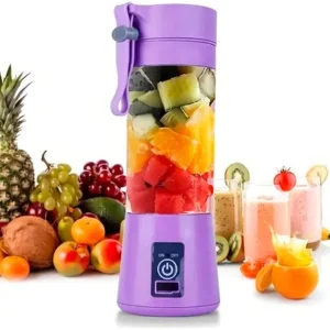 Mini batidora USB portátil morada con frutas picadas en su interior y zumos de colores.