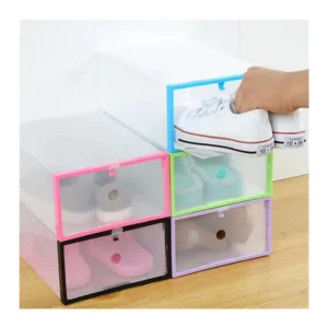 Zapatero organizador con cajas transparentes de colores apilables para tenis y sandalias.