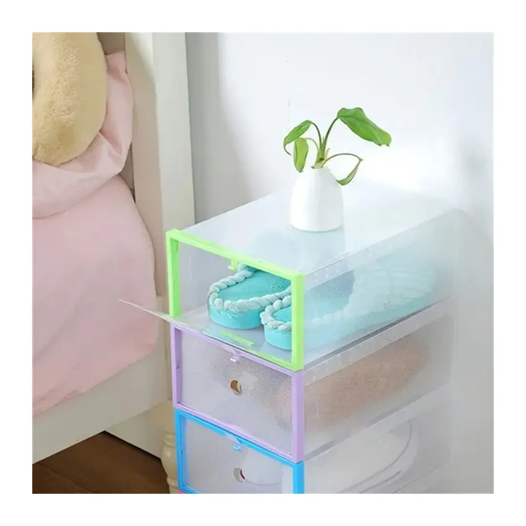 Zapatero organizador de cajas apilables transparentes con zapatillas, planta y cama.