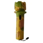 Linterna portátil camuflada recargable con puerto de carga visible, diseño táctico.