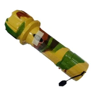 Linterna portátil recargable camuflada, diseño militar amarillo y verde con accesorio colgante.