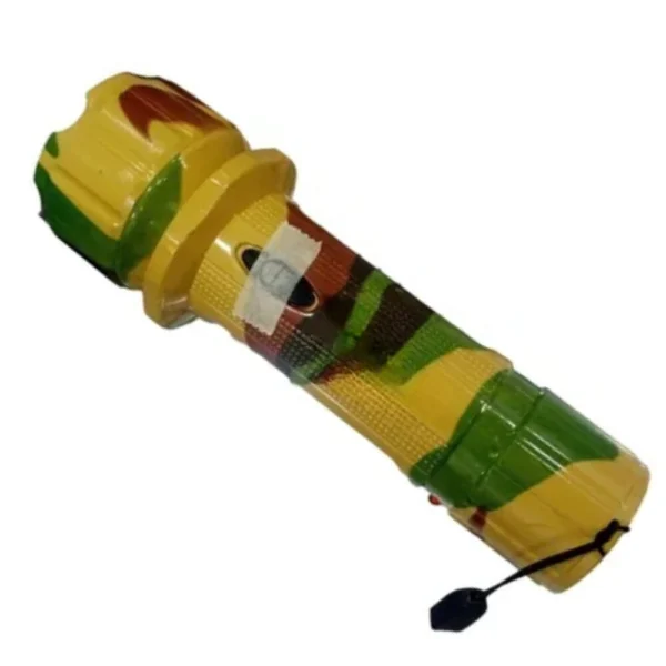 Linterna portátil recargable camuflada, diseño militar amarillo y verde con accesorio colgante.