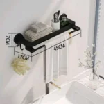 Estante negro para baño, soporte de pared con toalleros y ganchos.