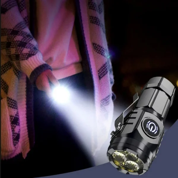 Linterna táctica LED LS-62 recargable, potente luz blanca iluminando con mano enguantada.
