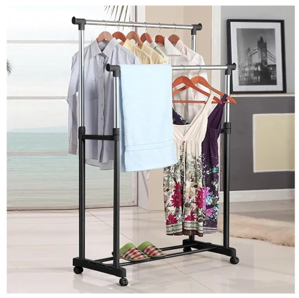 Perchero organizador dual para ropa y toallas con ruedas y marco negro.