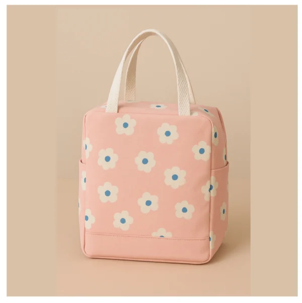 Bolsa lonchera térmica rosada con flores blancas y azules. Ideal para almuerzo.