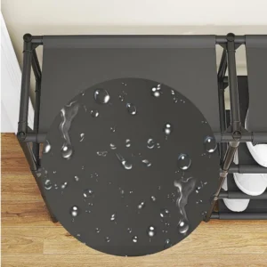 Zapatero multiusos negro con detalle de gotas de agua sobre un estante gris.