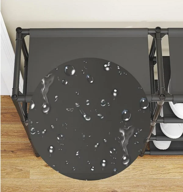 Zapatero multiusos negro con detalle de gotas de agua sobre un estante gris.
