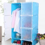 Armario organizador portátil azul con ropa colgada, bolsos y zapatos en exhibición.