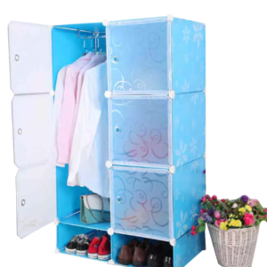 Armario organizador portátil azul con ropa, bolsos y zapatos, ideal para dormitorio.