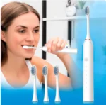 Cepillo dental eléctrico recargable blanco con cabezales de repuesto y mujer cepillando sus dientes.