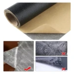 Rollo de cuero negro autoadhesivo para reparaciones, mostrando textura y adhesivo.