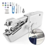 Máquina de coser manual blanca con accesorios, ideal para arreglos rápidos en tela.
