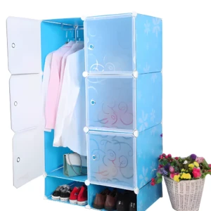 Armario organizador portátil azul con ropa, zapatos y flores.