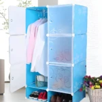 Armario organizador portátil azul con compartimentos para ropa, zapatos y bolso, abierto.