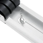 Base soporte blanco para lavadoras o neveras con rueda y tornillo de ajuste.