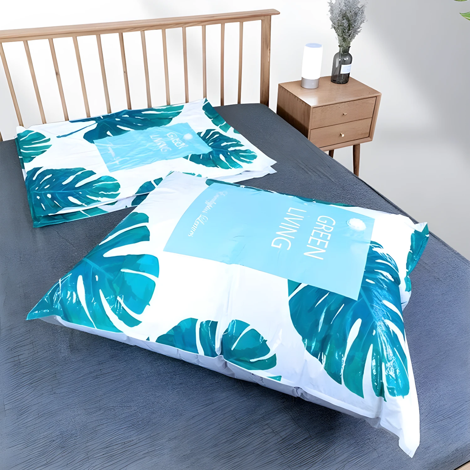 Set x2 bolsas compresión para cobijas 100x80 con diseño de hojas verdes tropicales.