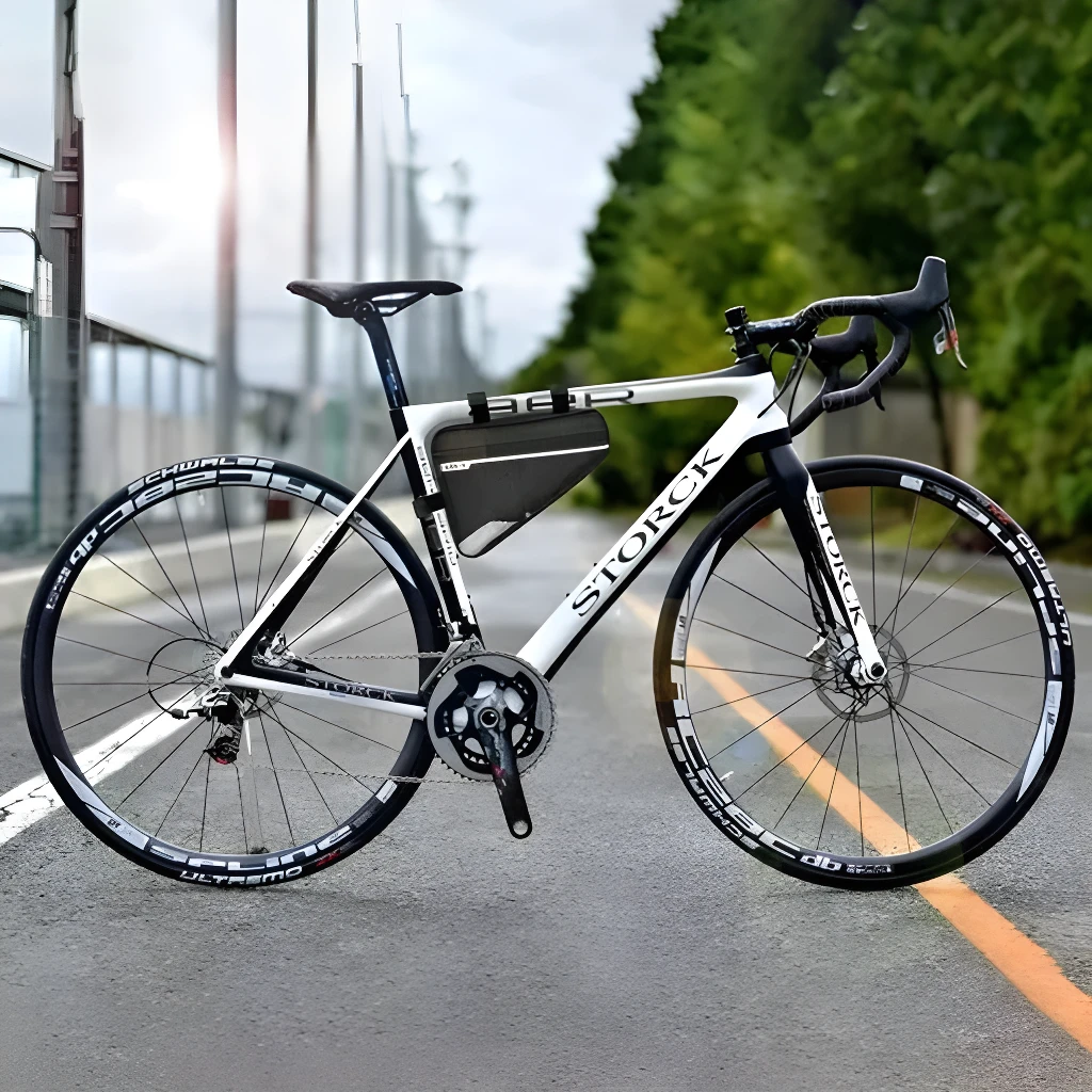 Bolsa multipropósito para bicicleta Storck negra y blanca, vista lateral en carretera.