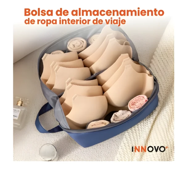 Bolso organizador de ropa interior de viaje azul con copas beige apiladas y accesorios enrollados.